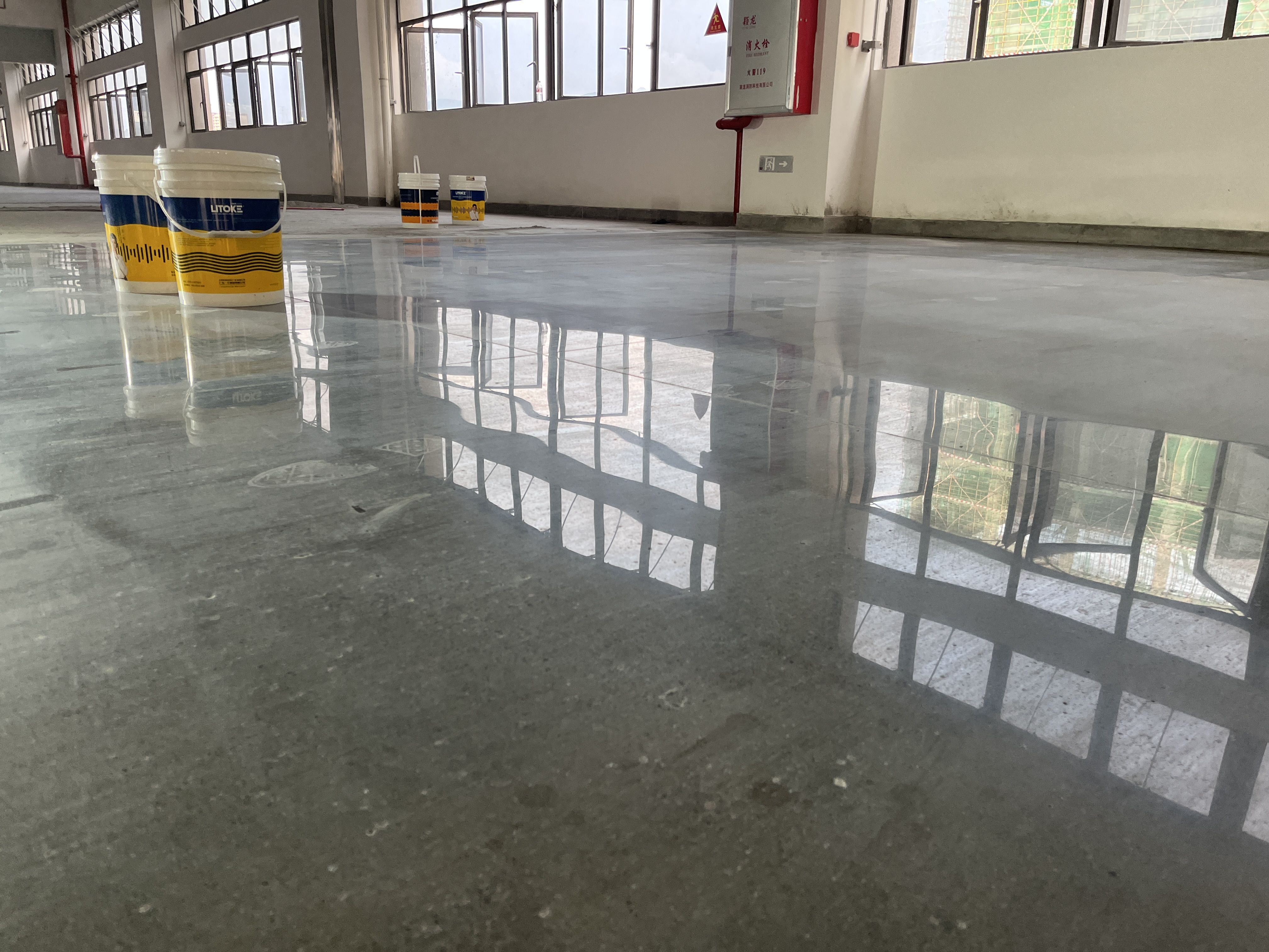 固化地坪憑什么能用在工廠車間？耐磨、抗壓、不起塵是真的嗎？